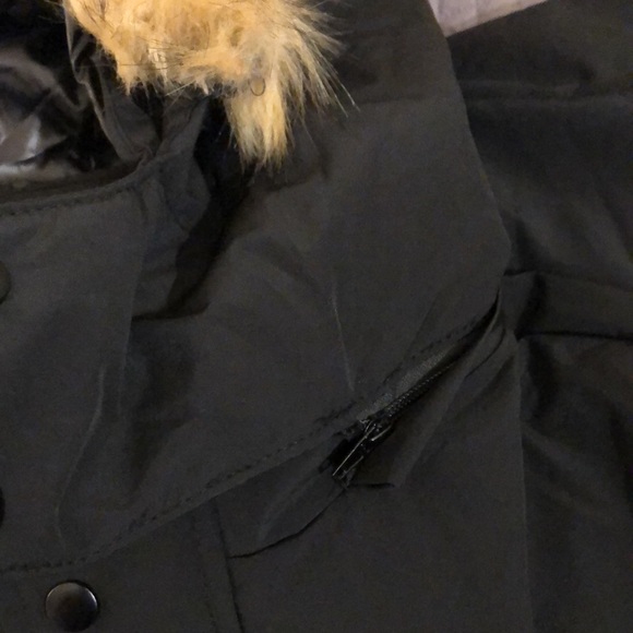 Black puffer long coat with faux fur hood size Large - Picture 9 of 16